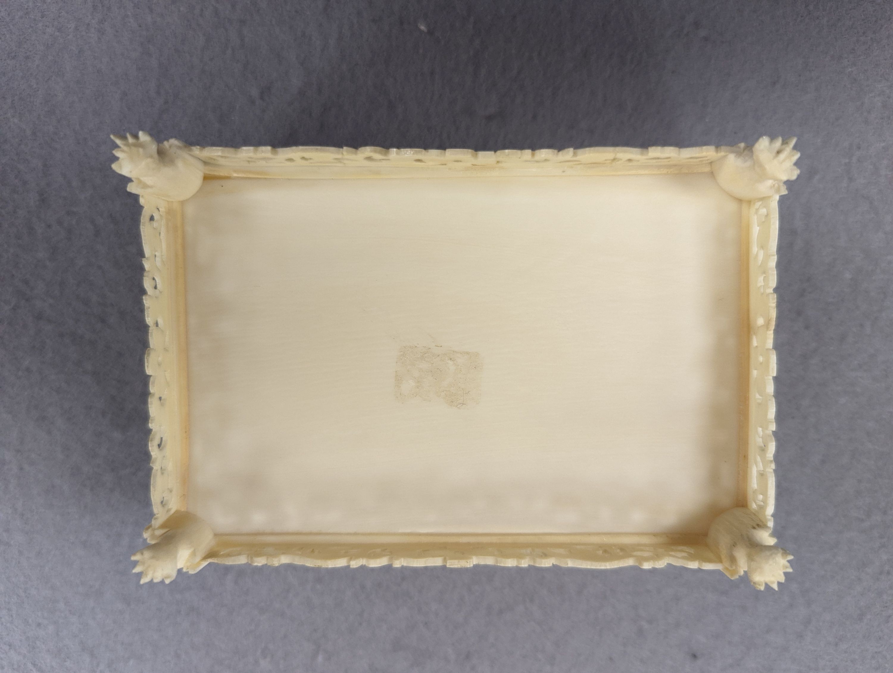 An early 20th century Cantonese carved ivory box, 12cm